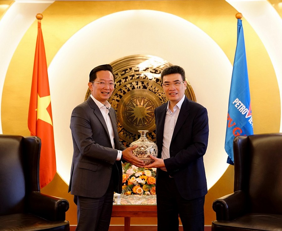 Ông Dương Mạnh Sơn - Chủ tịch Hội đồng Quản trị PV GAS trao quà lưu niệm cho Ông Mongkol Hengrojanasophon - Phó Chủ tịch Điều hành kiêm Giám đốc Vận hành của SCG Chemicals Ông Dương Mạnh Sơn - Chủ tịch Hội đồng Quản trị PV GAS trao quà lưu niệm cho Ông Mongkol Hengrojanasophon - Phó Chủ tịch Điều hành kiêm Giám đốc Vận hành của SCG Chemicals