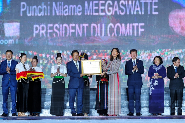 Thủ tướng: Bảo tồn, phát huy và lan tỏa Xòe Thái là trách nhiệm của tất cả chúng ta - Ảnh 4. Thủ tướng: Bảo tồn, phát huy và lan tỏa Xòe Thái là trách nhiệm của tất cả chúng ta - Ảnh 4.