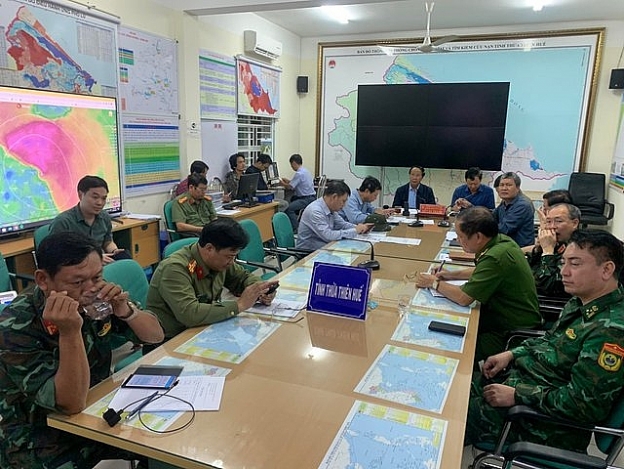 Sáng sớm 28/9, tại điểm cầu Ban Chỉ huy phòng chống lụt bão và tìm kiếm cứu nạn tỉnh Thừa Thiên Huế, Phó Thủ tướng Lê Văn Thành tiếp tục có cuộc làm việc với các địa phương về diễn biến và ảnh hưởng của bão