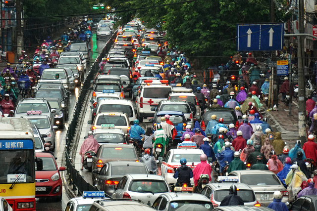 Phương tiện giao thông, đặc biệt là ô tô con dưới 10 chỗ đang ngày càng gia tăng mạnh (ảnh: Hữu Nghị)