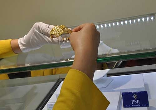 Giá vàng và USD cùng lặng sóng gia vang va usd cung lang song 111054