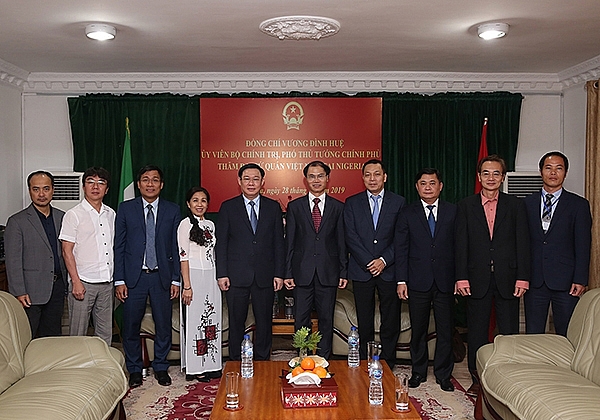 no luc dat nhung vien gach giao thuong dau tien toi nigeria
