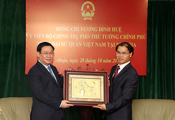 no luc dat nhung vien gach giao thuong dau tien toi nigeria