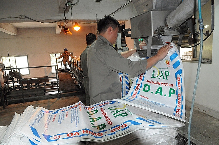 Chủ động cân đối nguồn sản phẩm và nguyên liệu đầu vào cho sản xuất phân bón Chủ động cân đối nguồn sản phẩm và nguyên liệu đầu vào cho sản xuất phân bón