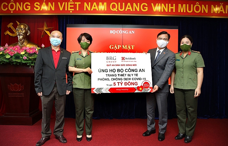 Đại diện Bộ Công An tiếp nhận ủng hộ các trang thiết bị từ “Quỹ An Sinh Sức Sống Mới của BRG và SeABank” Đại diện Bộ Công An tiếp nhận ủng hộ các trang thiết bị từ “Quỹ An Sinh Sức Sống Mới của BRG và SeABank”