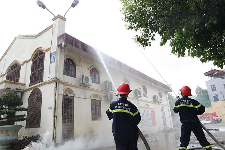 Phối hợp với Công an thành phố diễn tập phương án PCCC Phối hợp với Công an thành phố diễn tập phương án PCCC