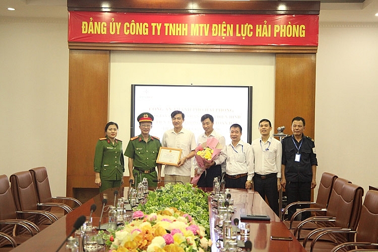 Lãnh đạo phòng Cảnh sát PCCC&CNCH Công an thành phố Hải Phòng trao giấy chứng nhận cho Công ty Điện lực Hải Phòng Lãnh đạo phòng Cảnh sát PCCC&CNCH Công an thành phố Hải Phòng trao giấy chứng nhận cho Công ty Điện lực Hải Phòng