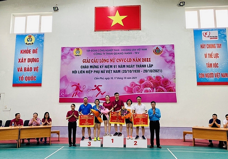 Lãnh đạo Công ty và Lãnh đạo Công đoàn Công ty trao Giải Nhất, Nhì, Ba cho 3 nội dung thi đấu
