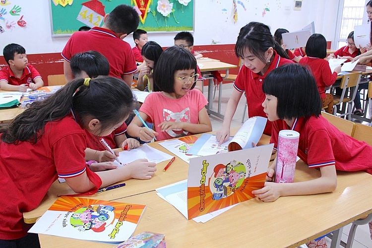 Giảng dạy về Cha –Ching tại các trường tiểu học Giảng dạy về Cha –Ching tại các trường tiểu học