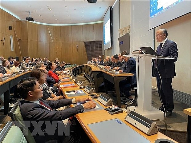 Đại sứ Việt Nam tại Pháp Đinh Toàn Thắng giới thiệu về tình hình kinh tế-xã hội, cũng như môi trường đầu tư và tiềm năng hợp tác với Việt Nam Đại sứ Việt Nam tại Pháp Đinh Toàn Thắng giới thiệu về tình hình kinh tế-xã hội, cũng như môi trường đầu tư và tiềm năng hợp tác với Việt Nam