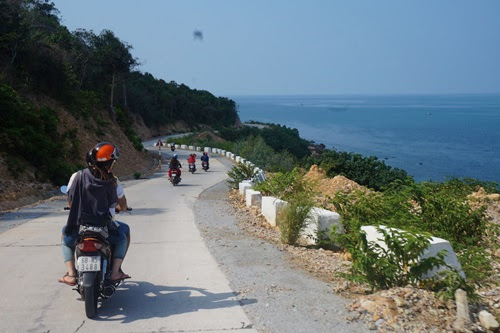Khám phá đảo bằng xe máy