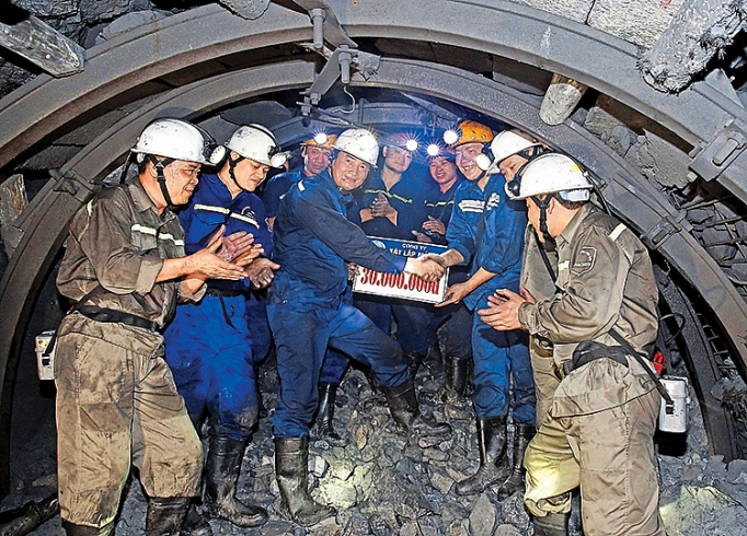 Công ty Xây lắp mỏ - TKV: Ổn định sản xuất sau tái cơ cấu cong ty xay lap mo tkv on dinh san xuat sau tai co cau