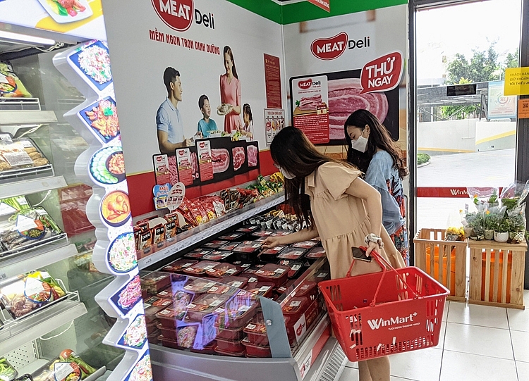Khách mua thịt heo sạch MEATDeli tại cửa hàng VinMart+ Khách mua thịt heo sạch MEATDeli tại cửa hàng VinMart+