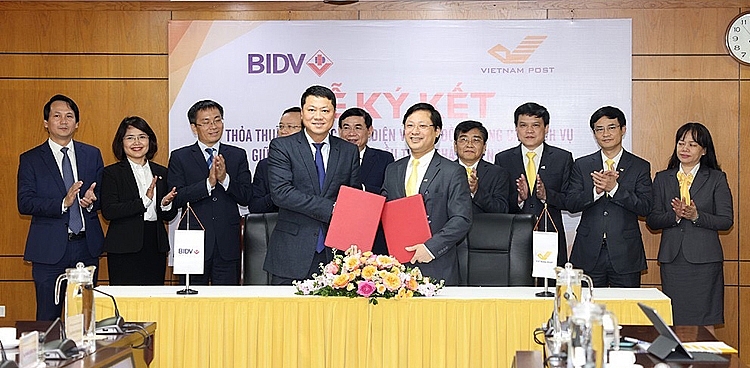 Ông Lê Ngọc Lâm - TGĐ BIDV và ông Chu Quang Hào - TGĐ Vietnam Post đại diện hai đơn vị ký kết Thỏa thuận hợp tác