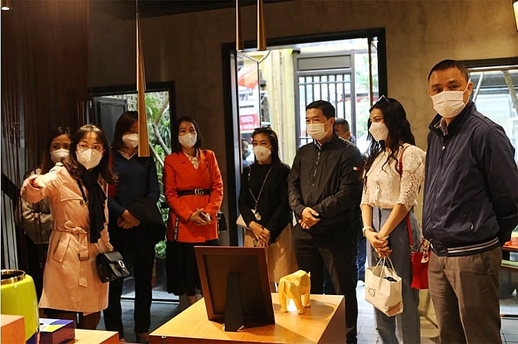 Đoàn khảo sát tại đình Đồng Lạc, số 38 Hàng Đào