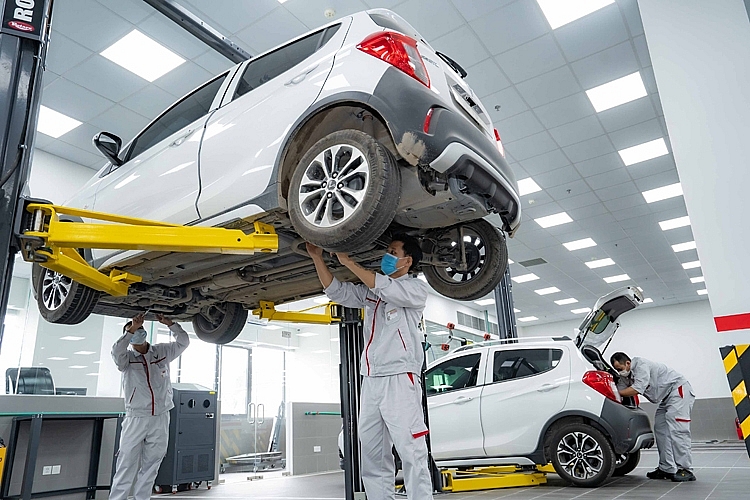 Hình ảnh chụp khu vực xưởng dịch vụ với máy móc hiện đại có kỹ sư