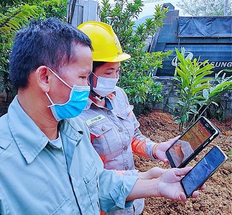 Khách hàng thực hiện ký số trên phần mềm ứng dụng hiện trường Khách hàng thực hiện ký số trên phần mềm ứng dụng hiện trường