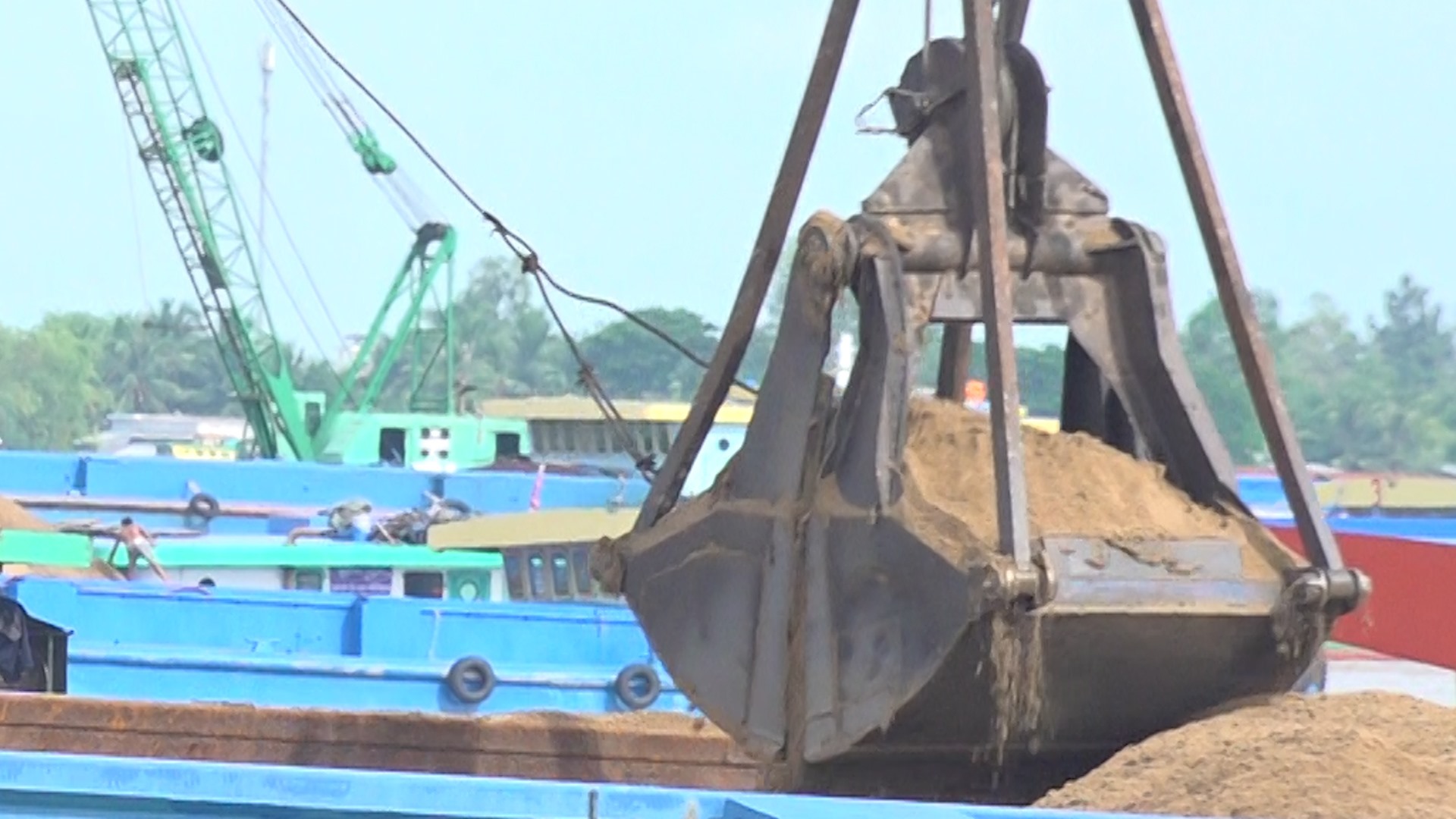 Trong vai người đi mua cát, PV Báo Lao Động dò hỏi những người ở đây được biết, cát vàng tại đây bán với giá dao động từ khoảng 170.000 đến 280.000 đồng/m3, tùy theo kích thước của cát.