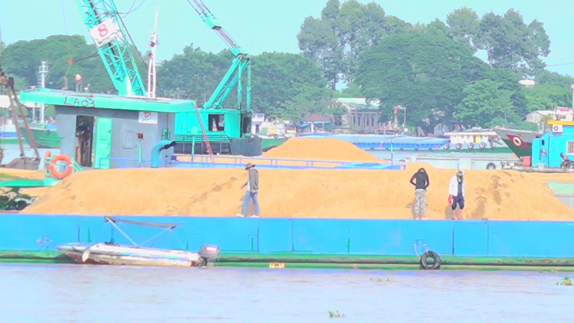 Anh B.V.H cho biết, anh từ Hải Phòng vào đây được hơn 2 năm. Sau khi khách hàng thỏa thuận xong giá cả sẽ thuê xáng cạp múc cát sang các sà lan. Giá sang mỗi khối cát tùy theo thỏa thuận với khách hàng, nhưng ở đây, ngay cả tiền công giờ cũng phải cạnh tranh mới có khách.