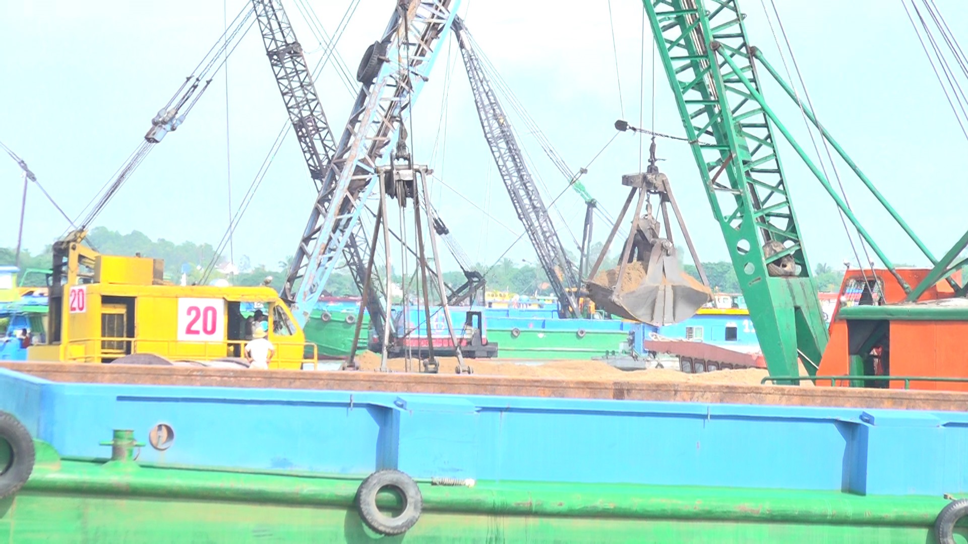 PGS.TS Lê Anh Tuấn - Giảng viên cao cấp Khoa Môi trường và Tài nguyên thiên nhiên (Đại học Cần Thơ) cho biết, Những đập thủy điện ở đầu thượng nguồn sông Mê Kông đã tác động làm thay đổi dòng chảy, đặc biệt là trong tình hình biến đổi khí hậu. Đồng thời, nơi đó cũng sẽ là giữ lại lượng lớn bùn cát trong các hồ chứa đập thủy điện đó. Điều đó đã làm cho nguồn cát đi về ĐBSCL bị sụt giảm rất nhiều, giảm khoảng hơn một nữa so với ngày xưa.