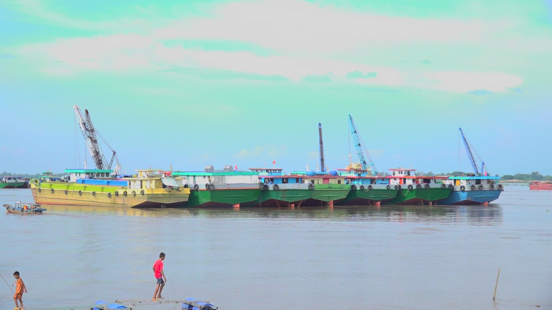 Hàng chục máy xáng cạp và sà lan neo đậu ken đặc trên thượng nguồn sông Tiền. Trao đổi với PV Báo Lao Động, Đại diện Sở GTVT tỉnh An Giang cho biết, khu vực neo đậu do hải quan và trung ương quản lý. Sở sẽ liên hệ với các đơn vị có liên quan để nắm thông tin và sẽ thông tin đến báo chí.