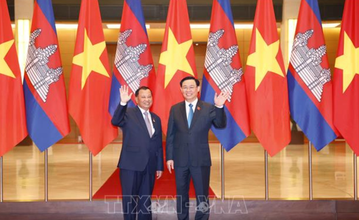 Chiều 24.10.2022, tại Nhà Quốc hội, Chủ tịch Quốc hội Vương Đình Huệ chủ trì lễ đón và hội đàm với Chủ tịch Thượng viện Vương quốc Campuchia Samdech Say Chhum dẫn đầu Đoàn Đại biểu cấp cao Thượng viện Vương quốc Campuchia, thăm chính thức Việt Nam. Ảnh: TTXVN