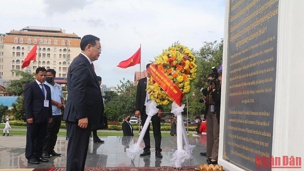 Chủ tịch Quốc hội Vương Đình Huệ và đoàn đại biểu Việt Nam đặt vòng hoa tại Đài Hữu nghị Việt Nam-Campuchia. Chủ tịch Quốc hội Vương Đình Huệ và đoàn đại biểu Việt Nam đặt vòng hoa tại Đài Hữu nghị Việt Nam-Campuchia.