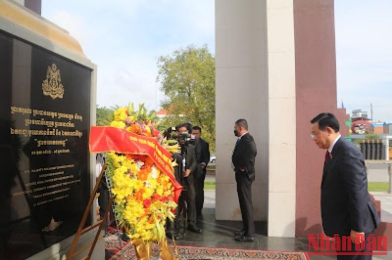 Chủ tịch Quốc hội Vương Đình Huệ đến Thủ đô Phnôm Pênh, bắt đầu thăm chính thức Vương quốc Campuchia ảnh 1