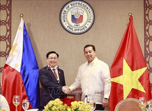Chủ tịch Quốc hội Vương Đình Huệ và Chủ tịch Hạ viện Martin Romualdez tại lẽ đón Chủ tịch Quốc hội Vương Đình Huệ và Chủ tịch Hạ viện Martin Romualdez tại lẽ đón