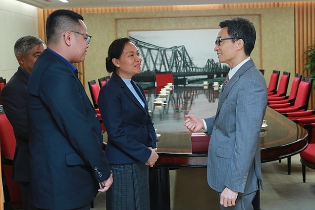Phó Thủ tướng Vũ Đức Đam trao đổi một số vấn đề với Bộ trưởng Bộ Lao động và Phúc lợi xã hội Lào Baykham Khattiya
