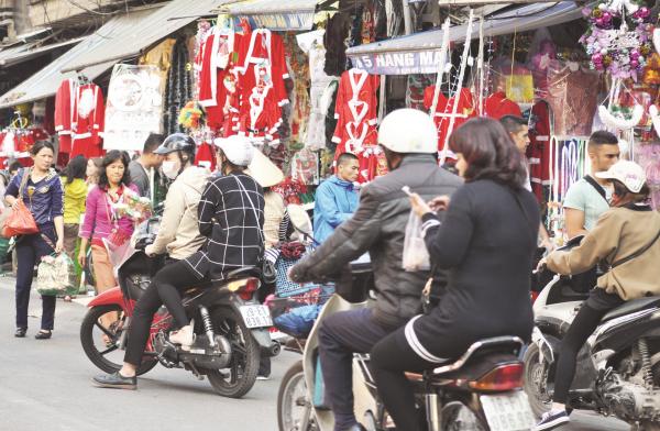 Thị trường đồ trang trí Noel đang vào mùa nhộn nhịp. Ảnh: Mạnh Phúc