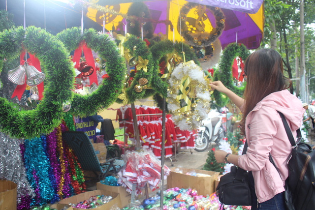 Nhiều bạn trẻ thích thú săn quà dịp Noel