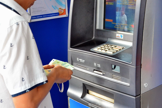 Các ngân hàng đang triển khai nhiều giải pháp phòng chống nghẽn ATM dịp Tết