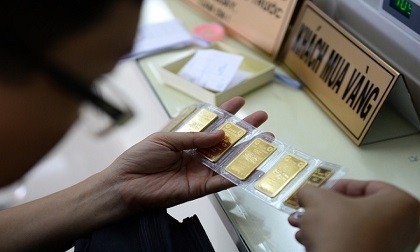 Phiên giao dịch sáng nay 11/12, giá vàng SJC được doanh nghiệp điều chỉnh tăng gần 100.000 đồng/lượng so với chốt phiên tuần trước.