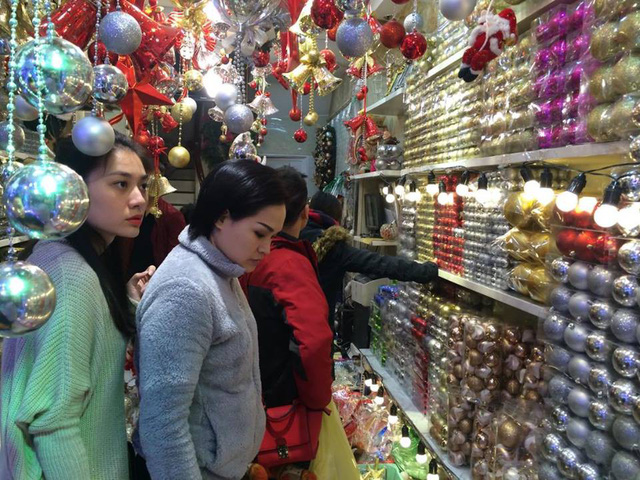 Không khí Giáng sinh đã tràn ngập trên khắp phố phường của Thủ đô Hà Nội với những ánh đèn màu rực rỡ, cây thông, ông già tuyết và các món quà đặc trưng. Khoảng thời gian này, một số con phố của Hà Nội như Lương Văn Can, Hàng Mã, Hàng Lược... luôn trong tình trạng chật cứng người qua lại bởi lượng khách tới tham quan và mua sắm quá đông.