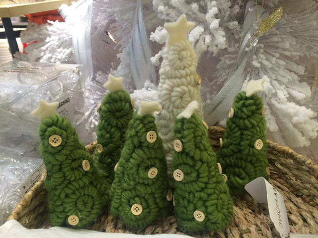 Những cây thông Noel màu xanh bằng len nhỏ xíu có giá 315.00 đồng/cây.