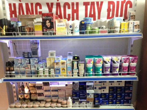 Hàng xách tay được nhiều người săn lùng vì giá rẻ hơn hàng chính hãng.&nbsp;