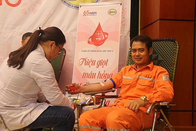 son la 200 can bo cong nhan vien nganh dien huong ung tua n le ho ng evn lan thu v