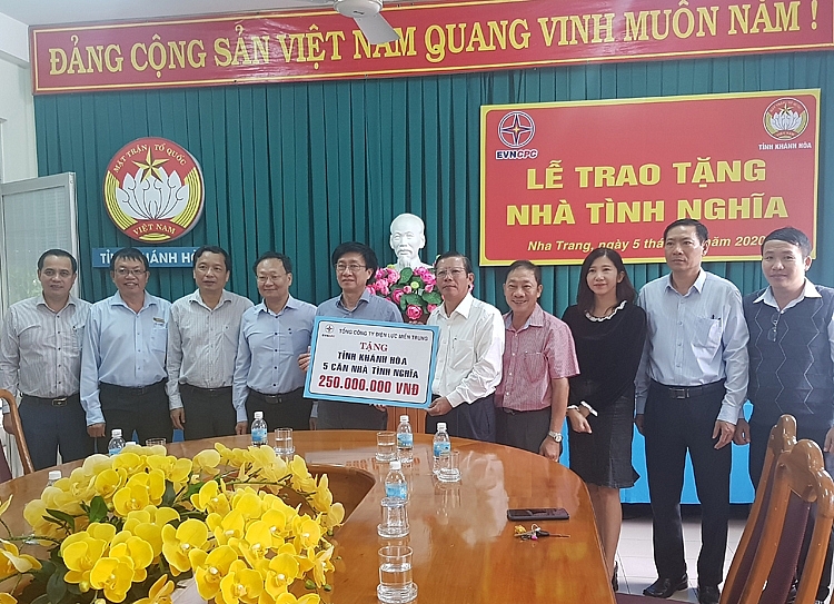 Lễ trao tặng 5 nhà tình nghĩa diễn ra trước sự chứng kiến của tập thể lãnh đạo EVNCPC và UBMTTQVN tỉnh Khánh Hòa 4336-20201205-073509
