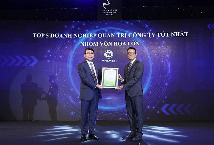Hình 2A,B: Vinamilk liên tục nhận được giải thưởng về quản trị doanh nghiệp và phát triển bền vững từ các tổ chức trong và ngoài nước 5712-hinh-2a