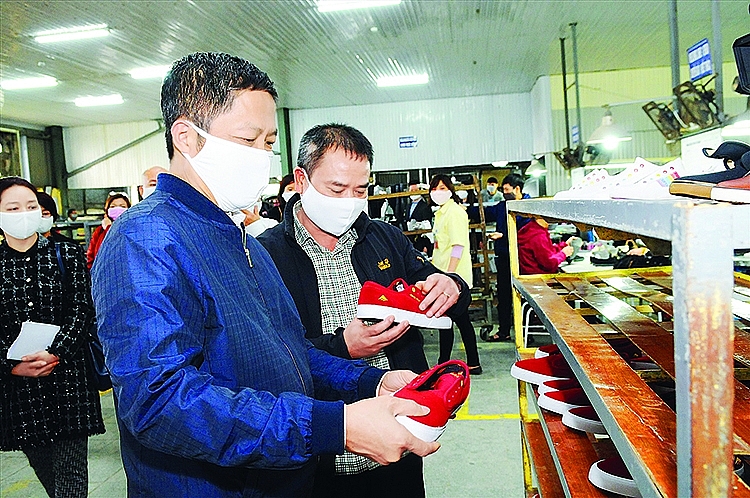 Bộ trưởng Bộ Công Thương Trần Tuấn Anh kiểm tra hoạt động sản xuất, kinh doanh của doanh nghiệp Bộ trưởng Bộ Công Thương Trần Tuấn Anh kiểm tra hoạt động sản xuất, kinh doanh của doanh nghiệp