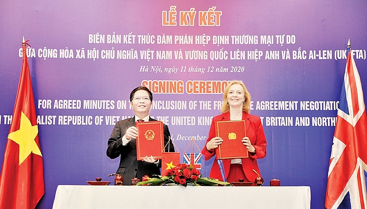 Bư trng Bư Cưng Thng Trìn Tun Anh vâ Bư trng Bư Thng mẩi quưc t Vng quưc Anh Elizabeth Truss ky kt Bin bẫn kt thuc âm phấn Hip nh UKVFTA