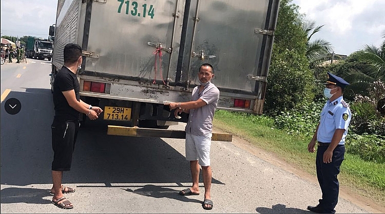 Hai đối tượng cùng phương tiện vận chuyển thuốc lá bị Đội QLTT số 1 bắt giữ Hai đối tượng cùng phương tiện vận chuyển thuốc lá bị Đội QLTT số 1 bắt giữ