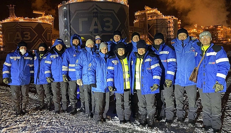 Đoàn công tác PV Power chụp ảnh lưu niệm tại dự án Yamal LNG Đoàn công tác PV Power chụp ảnh lưu niệm tại dự án Yamal LNG