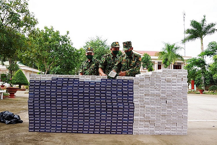 Cán bộ, chiến sĩ Đồn BP Vĩnh Ngươn kiểm đếm số thuốc lá khủng nhập lậu đã thu giữ Cán bộ, chiến sĩ Đồn BP Vĩnh Ngươn kiểm đếm số thuốc lá khủng nhập lậu đã thu giữ