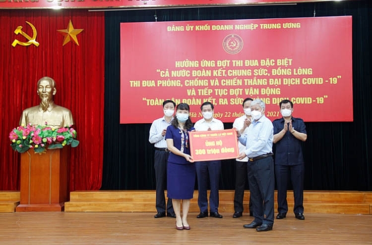 Đồng chí Trần Thị Hoàng Mai – Phó Bí thư Thường trực Đảng ủy, Thành viên Hội đồng thành viên Tổng công ty trao số tiền quyên góp ủng hộ