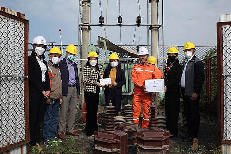 Đ/c Trần Thị Phương Hạnh PGĐ C.Ty và đ/c Nguyễn Thu Thủy Chủ tịch CĐ Công ty tặng quà động viên tại hiện trường Đ/c Trần Thị Phương Hạnh PGĐ C.Ty và đ/c Nguyễn Thu Thủy Chủ tịch CĐ Công ty tặng quà động viên tại hiện trường