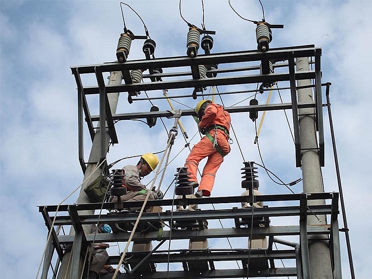 Công nhân đang thi công trên công trường Công nhân đang thi công trên công trường