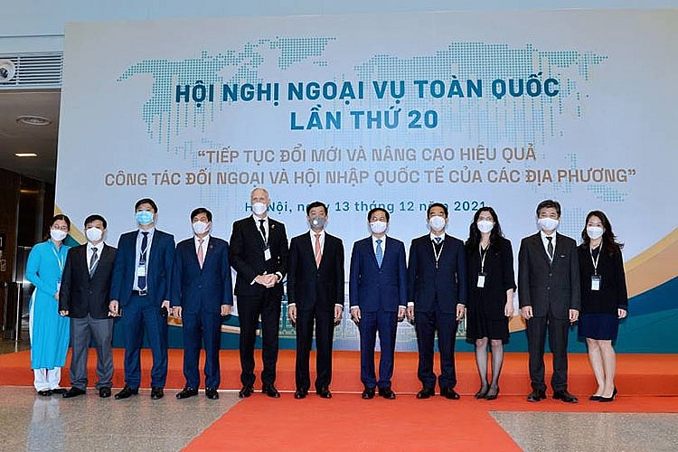 Bộ trưởng Bùi Thanh Sơn chụp ảnh lưu niệm cùng đại diện 3 thương hiệu BRG Golf; Hapro và Gốm Chu Đậu tại Hội nghị Ngoại vụ Toàn quốc lần thứ 20 Bộ trưởng Bùi Thanh Sơn chụp ảnh lưu niệm cùng đại diện 3 thương hiệu BRG Golf; Hapro và Gốm Chu Đậu tại Hội nghị Ngoại vụ Toàn quốc lần thứ 20