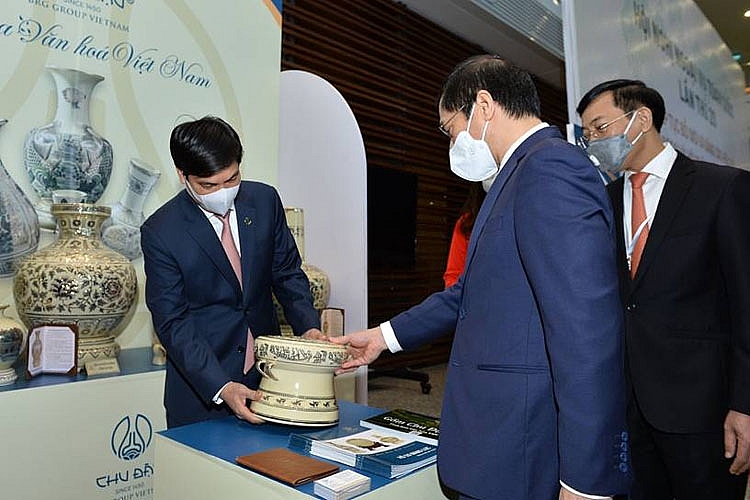 Tổng Giám đốc Công ty CP Gốm Chu Đậu Nguyễn Hữu Thức giới thiệu về lịch sử dòng Gốm tới Bộ trưởng Bùi Thanh Sơn Tổng Giám đốc Công ty CP Gốm Chu Đậu Nguyễn Hữu Thức giới thiệu về lịch sử dòng Gốm tới Bộ trưởng Bùi Thanh Sơn
